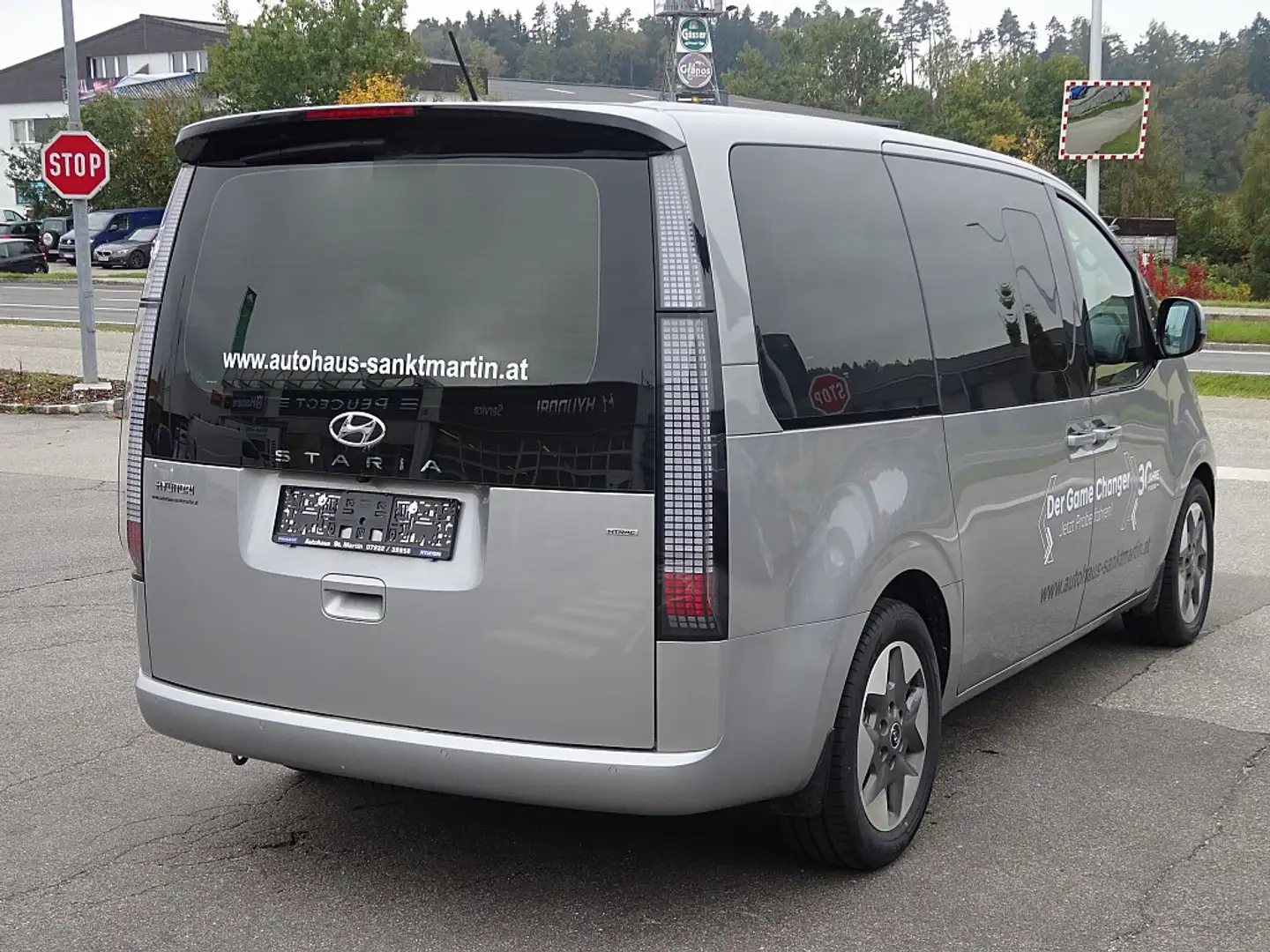 Hyundai STARIA Staria 2,2 CRDi Trend Line 4WD DCT Aut. Trend L... Silber - 2