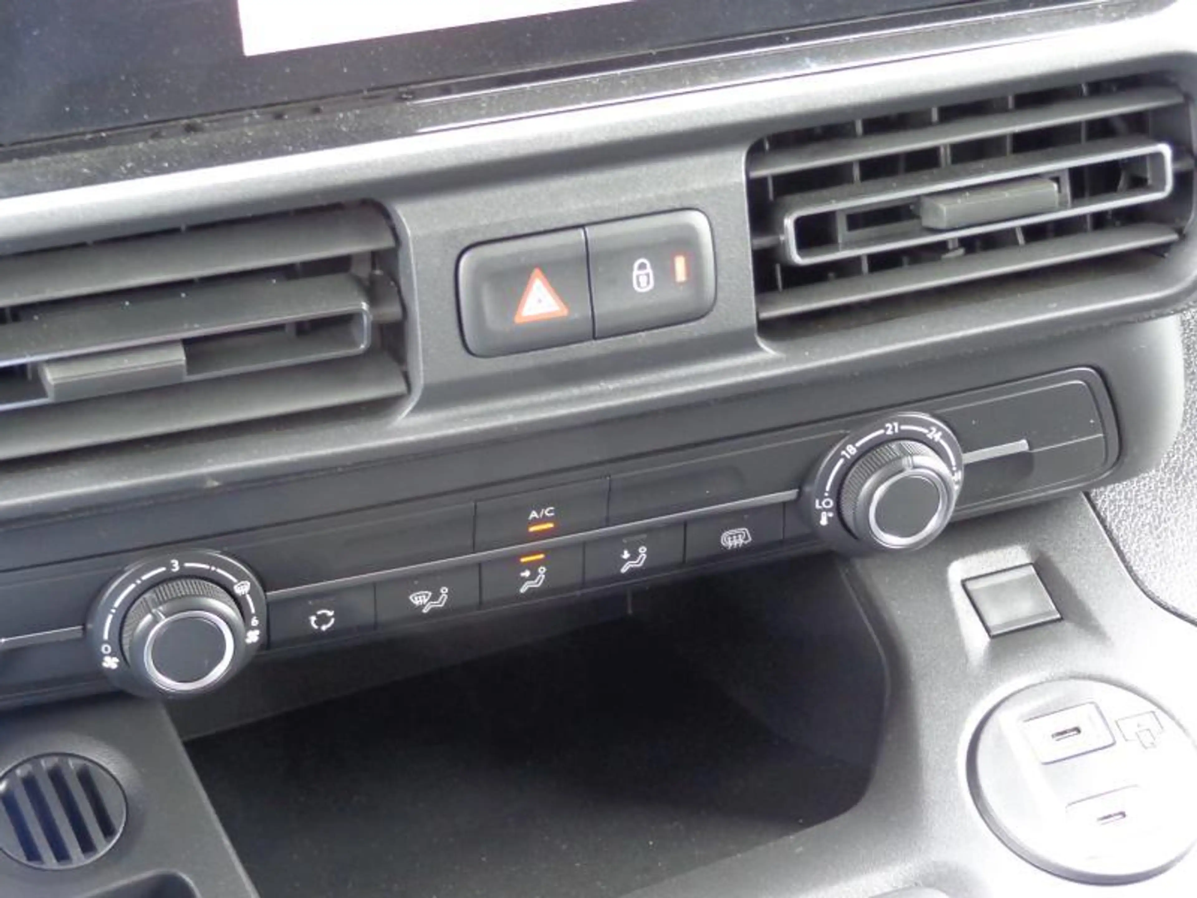 Peugeot Partner 1.5HDi 2Pl EAT8 - Caméra - Clim — photo 8