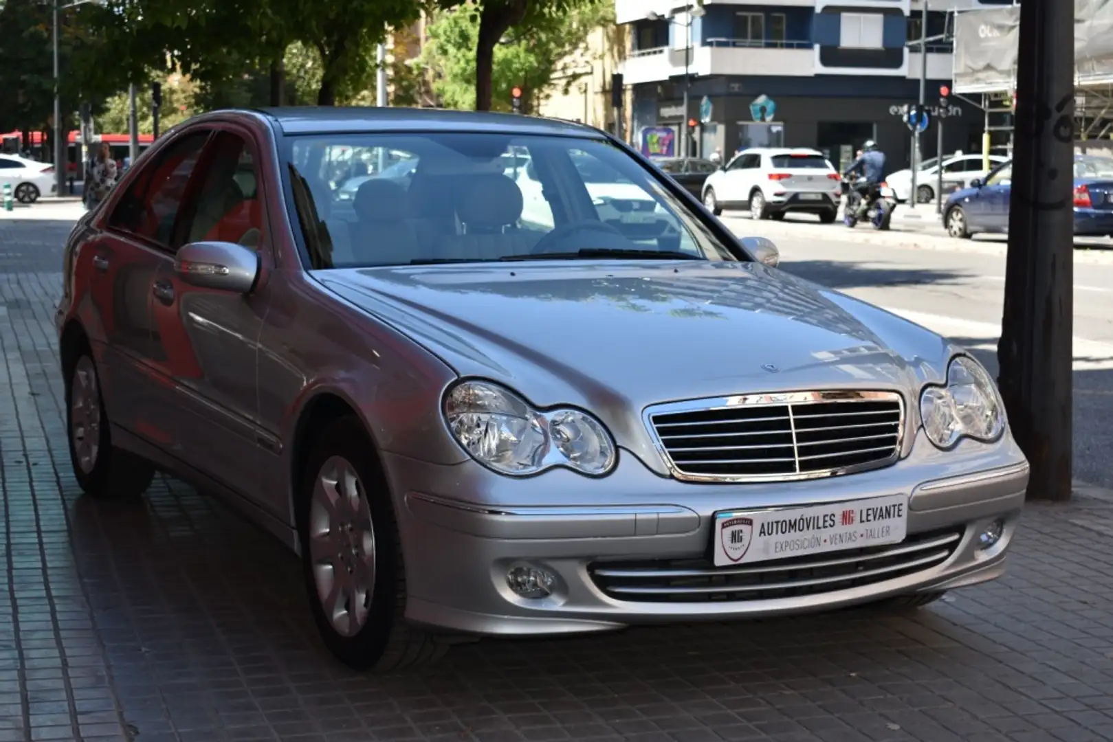 Mercedes-Benz C 220 CDI Avantgarde Aut. Plateado - 2