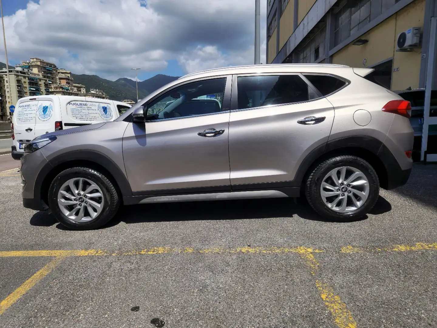Hyundai TUCSON 2.0 crdi Xpossible 4wd 136cv Gri - 2