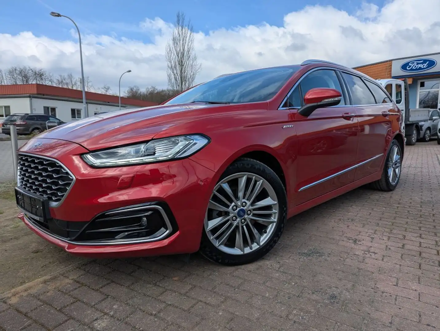 Ford Mondeo Turnier 187PS Hybrid VIGNALE Pannoramadach ACC Rot - 1