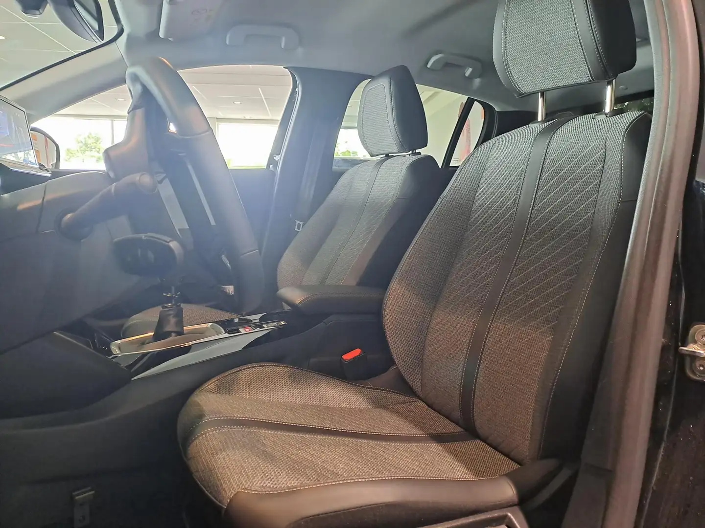 Peugeot 208 1.2 PureTech 100 Allure | Navigatie | Camera | 16" Zwart - 2