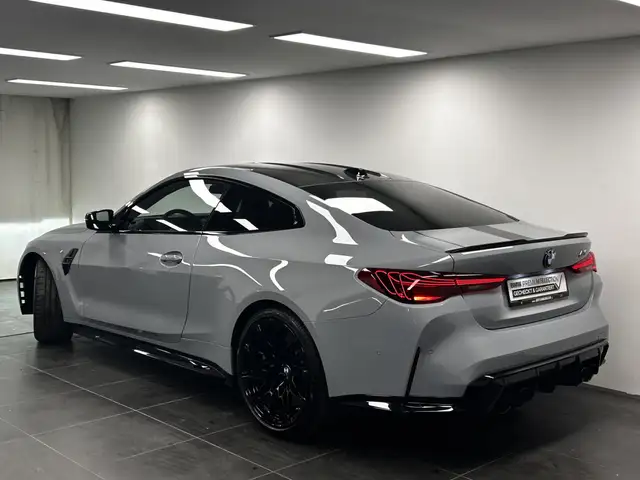 BMW M4 view 3