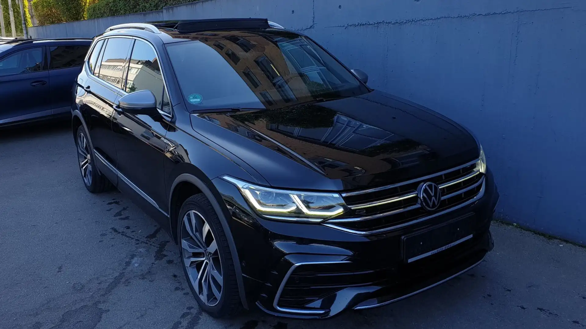 Volkswagen Tiguan Allspace 2.0 TSI DSG 4M 3 x R-Line Pano Schwarz - 2