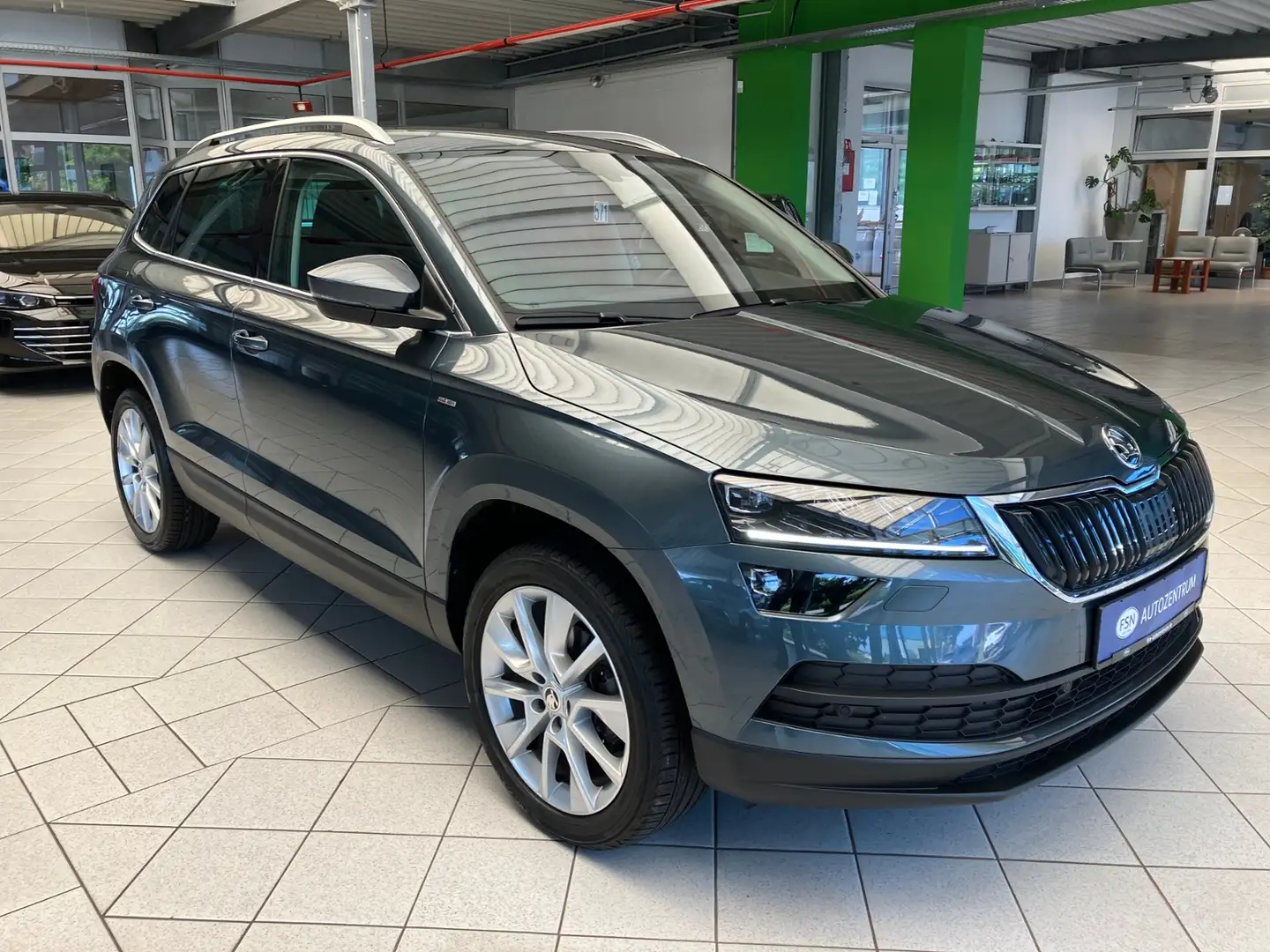 Skoda Karoq 1.5 TSI Clever DSG NAVI AHK-Vorb. LED ACC Grau - 2