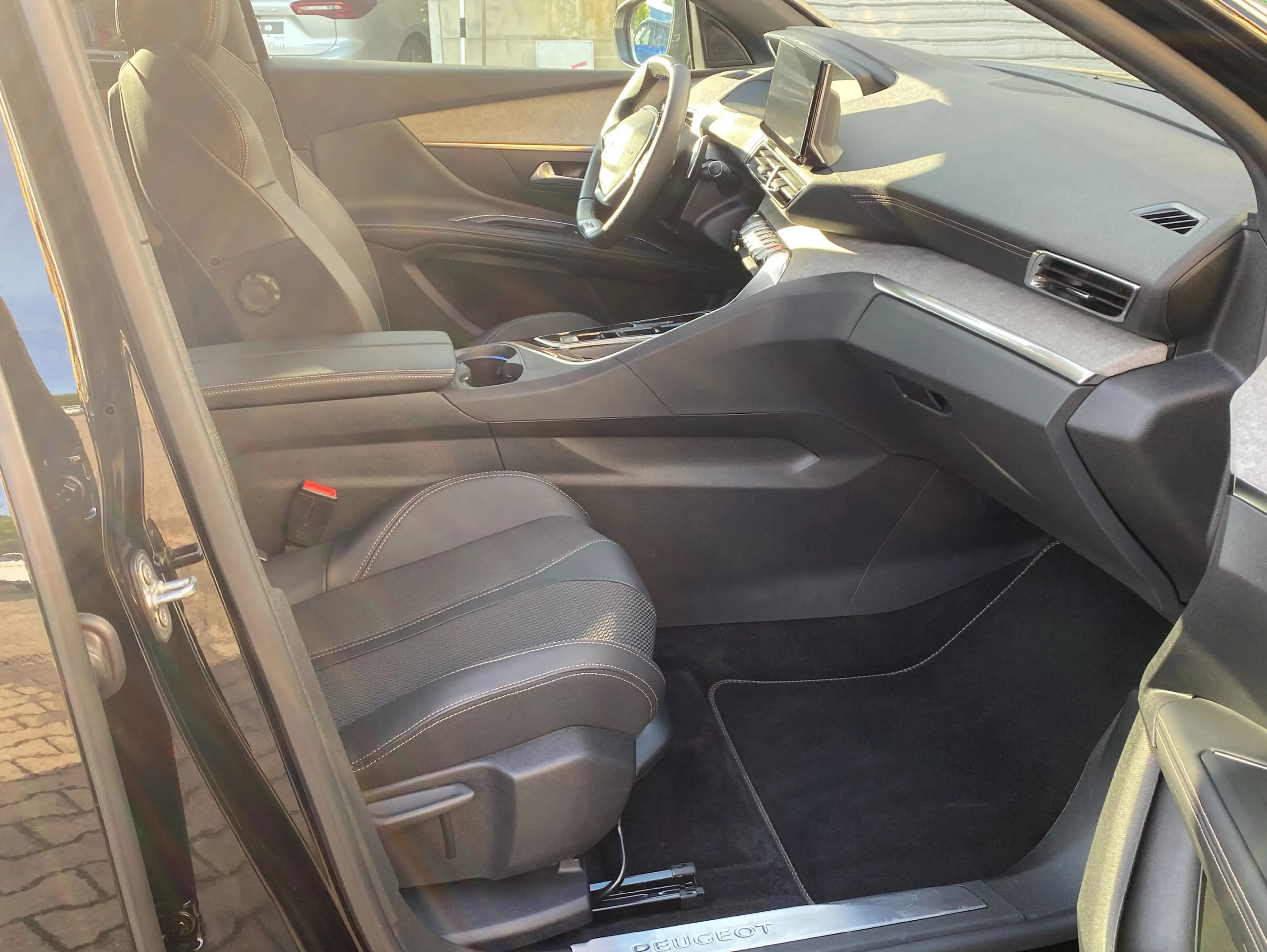 Peugeot 5008 GT Facelift*Navi*ACC*Kamera*7Sitze* — photo 13