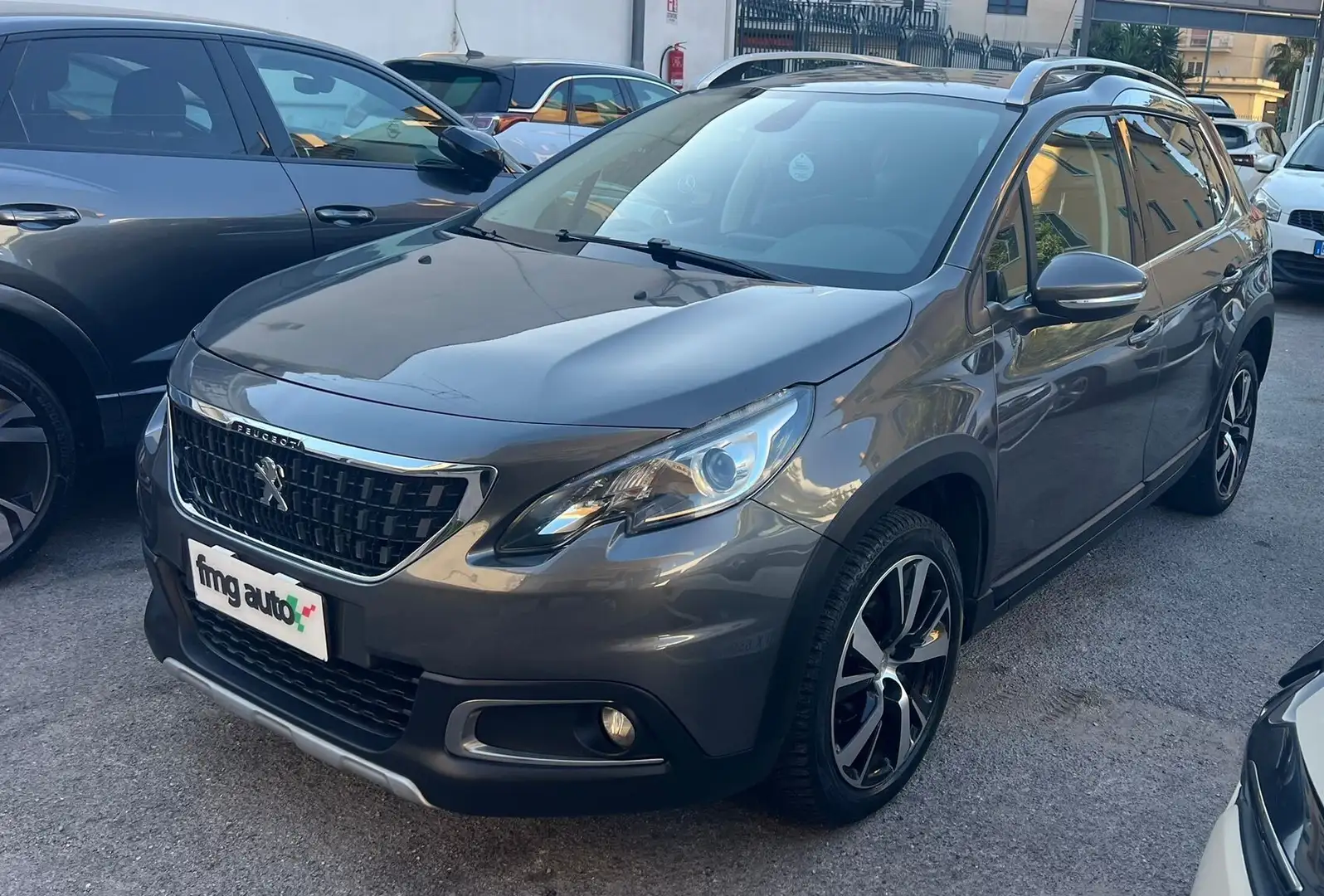 Peugeot 2008 BlueHDi 100 Allure Navi Retrocamera Grau - 1