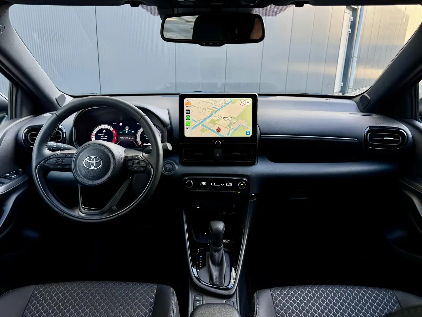 Toyota Yaris 1.5 Hybrid 130 Executive | Stoel & Stuurwiel verwa Zwart - 2