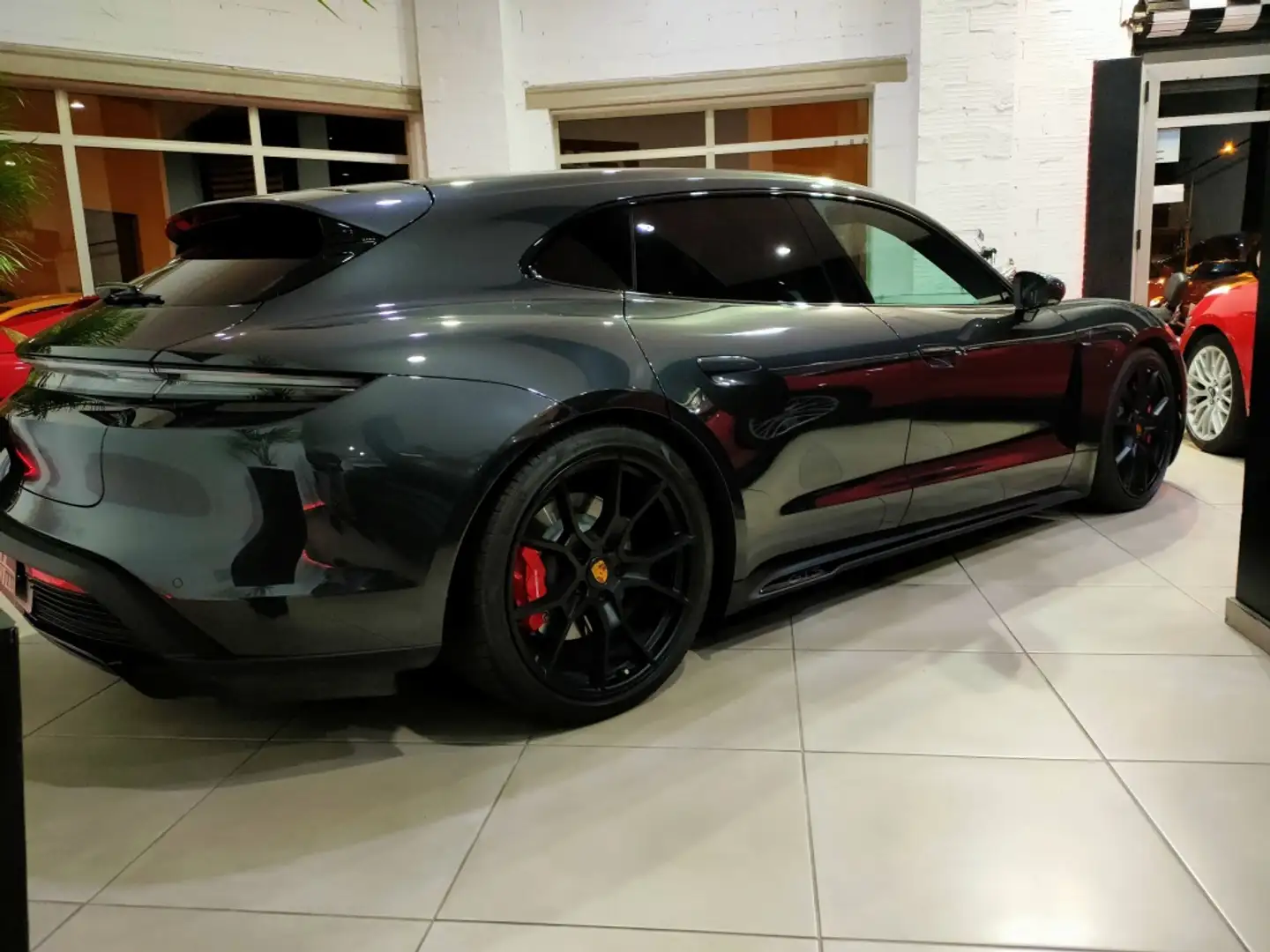 Porsche Taycan GTS Sport Turismo Grau - 2