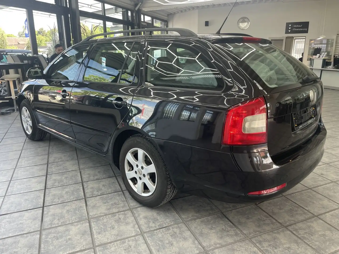 Skoda Octavia Combi 1.6 MPI Ambiente, Klima, Sitzheiz. Schwarz - 2
