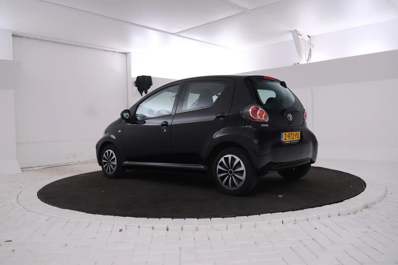 Toyota Aygo 1.0-12V Access 5 Deurs hb, centr. vergr. airco Air Noir - 2