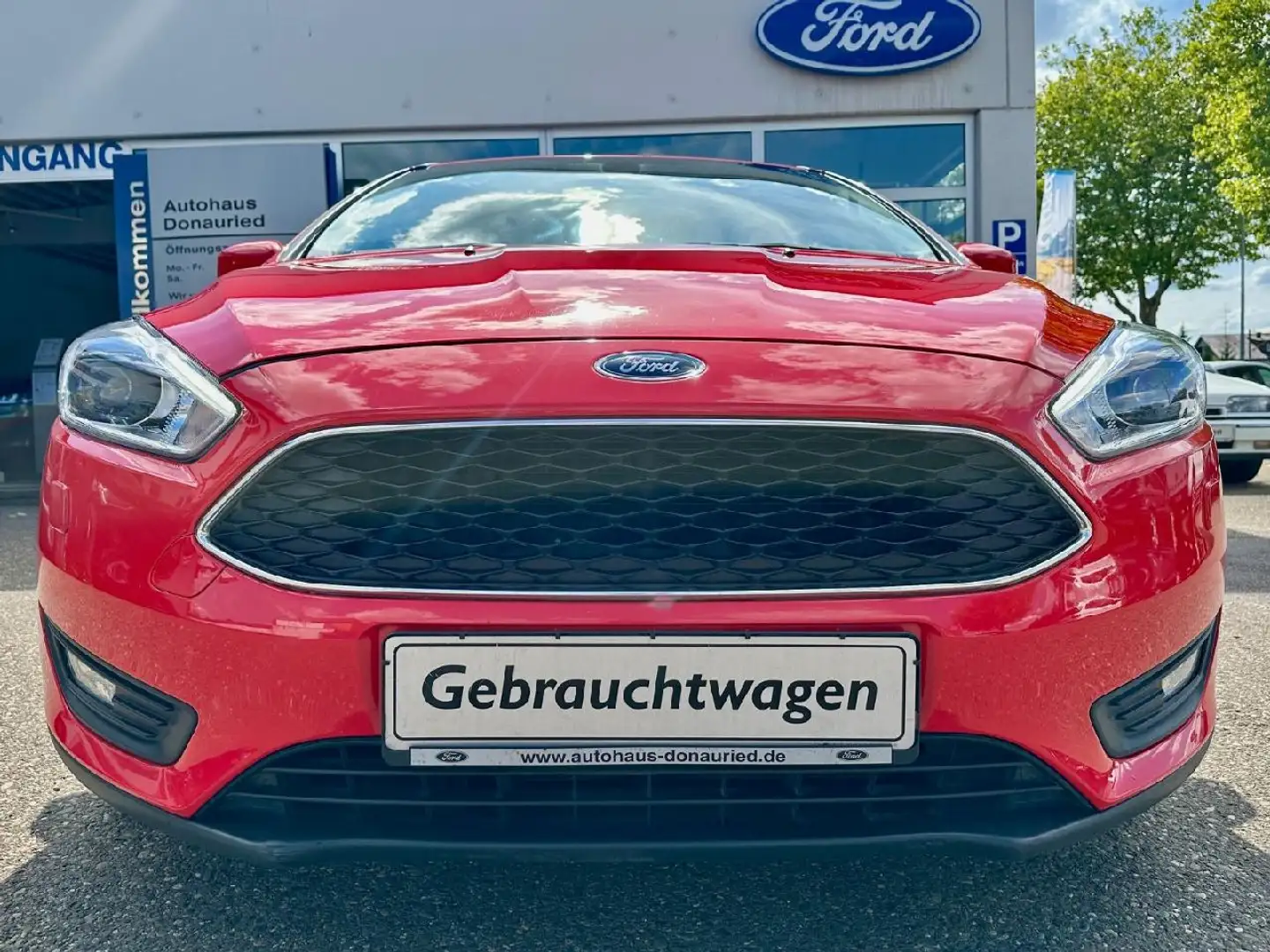 Ford Focus Lim. Trend Aut. Червоний - 2