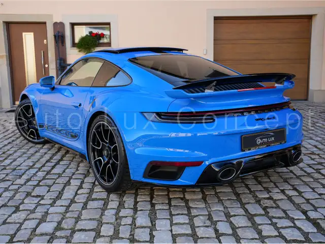 Porsche 911 view 4