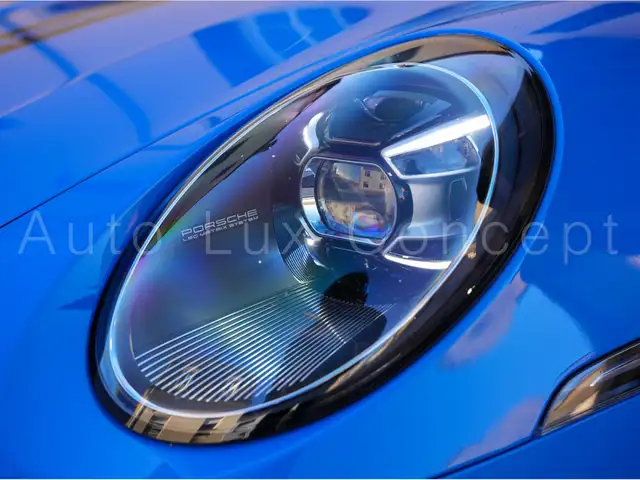 Porsche 911 view 9