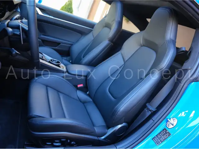 Porsche 911 view 7