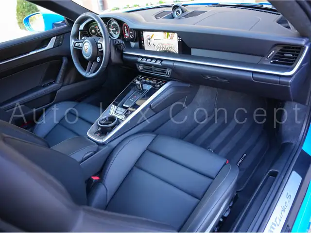 Porsche 911 view 6