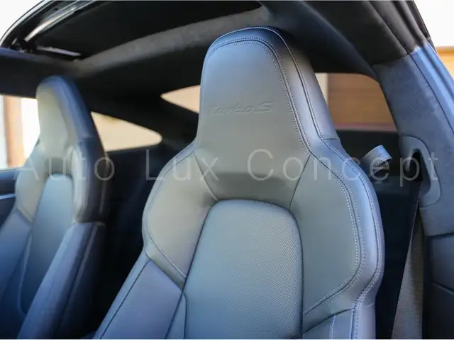 Porsche 911 view 8