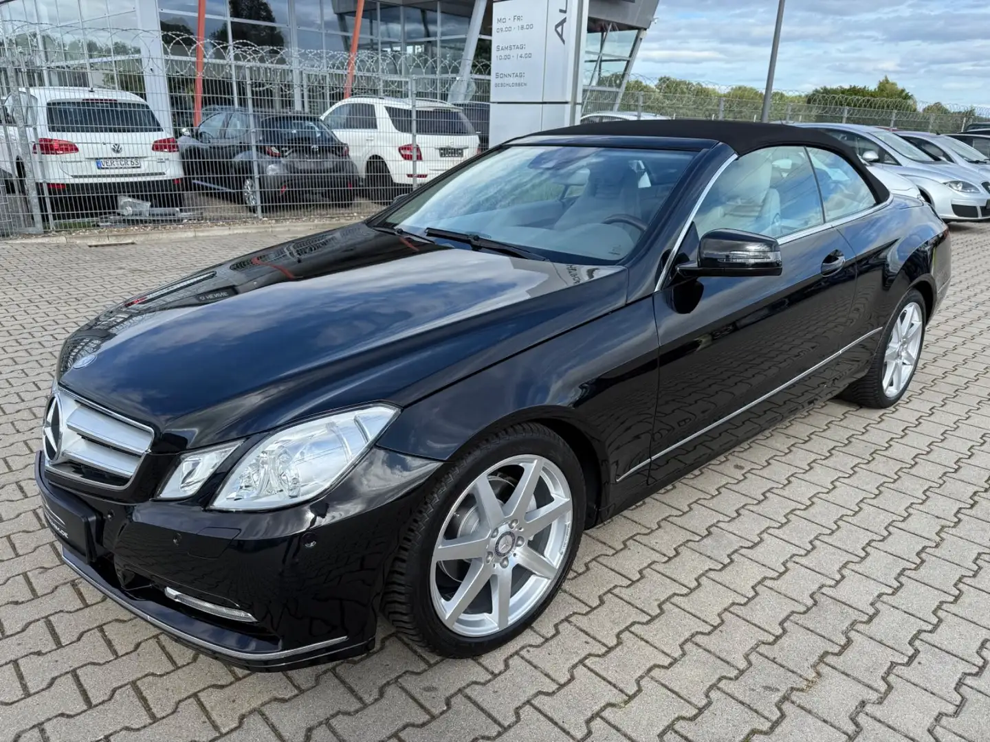 Mercedes-Benz E 250 E -Klasse Cabrio / 1.Hand / Scheckheft / Schwarz - 1