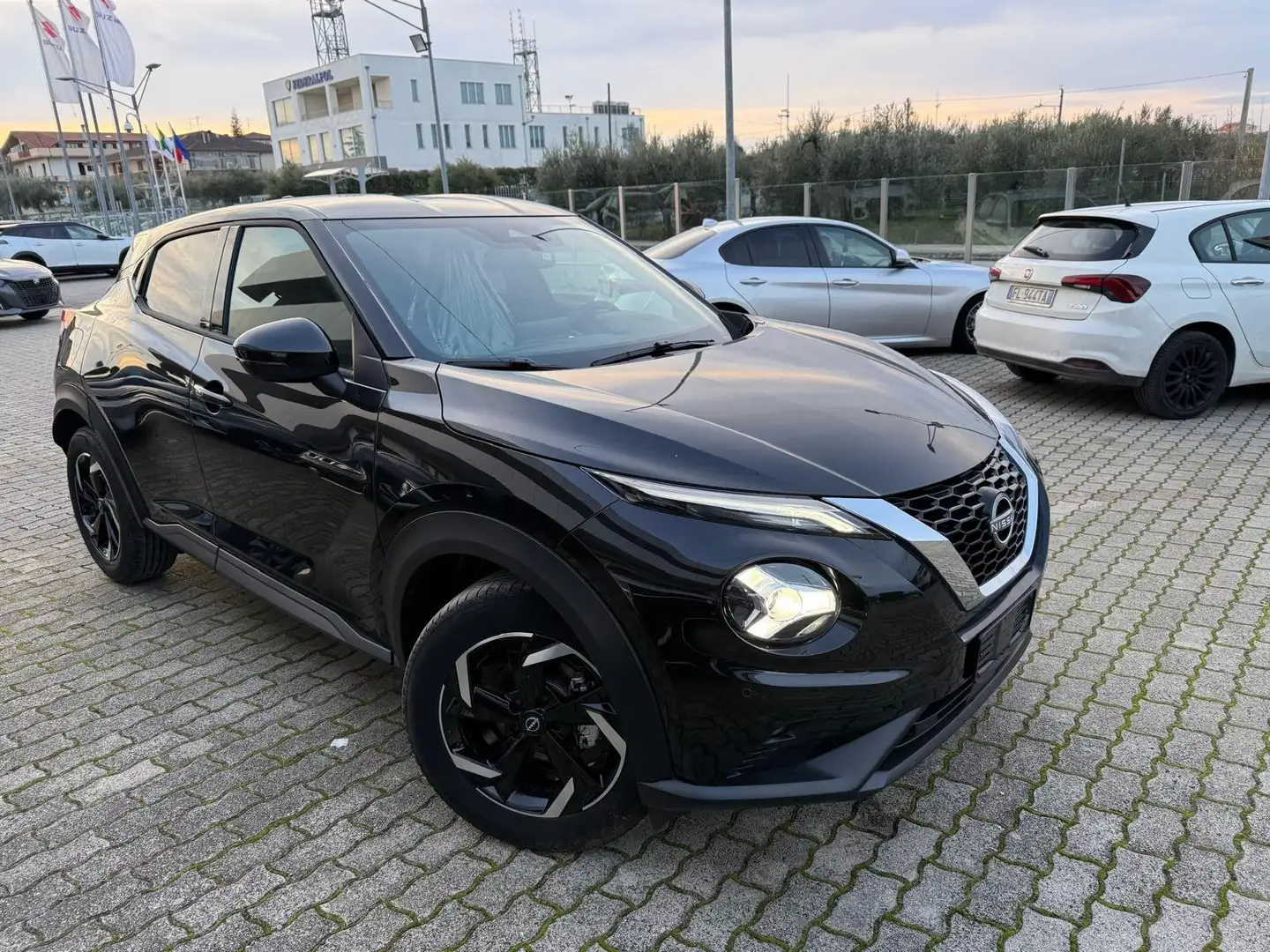 Nissan Juke 1.0 dig-t N-Connecta 114cv Nero - 1
