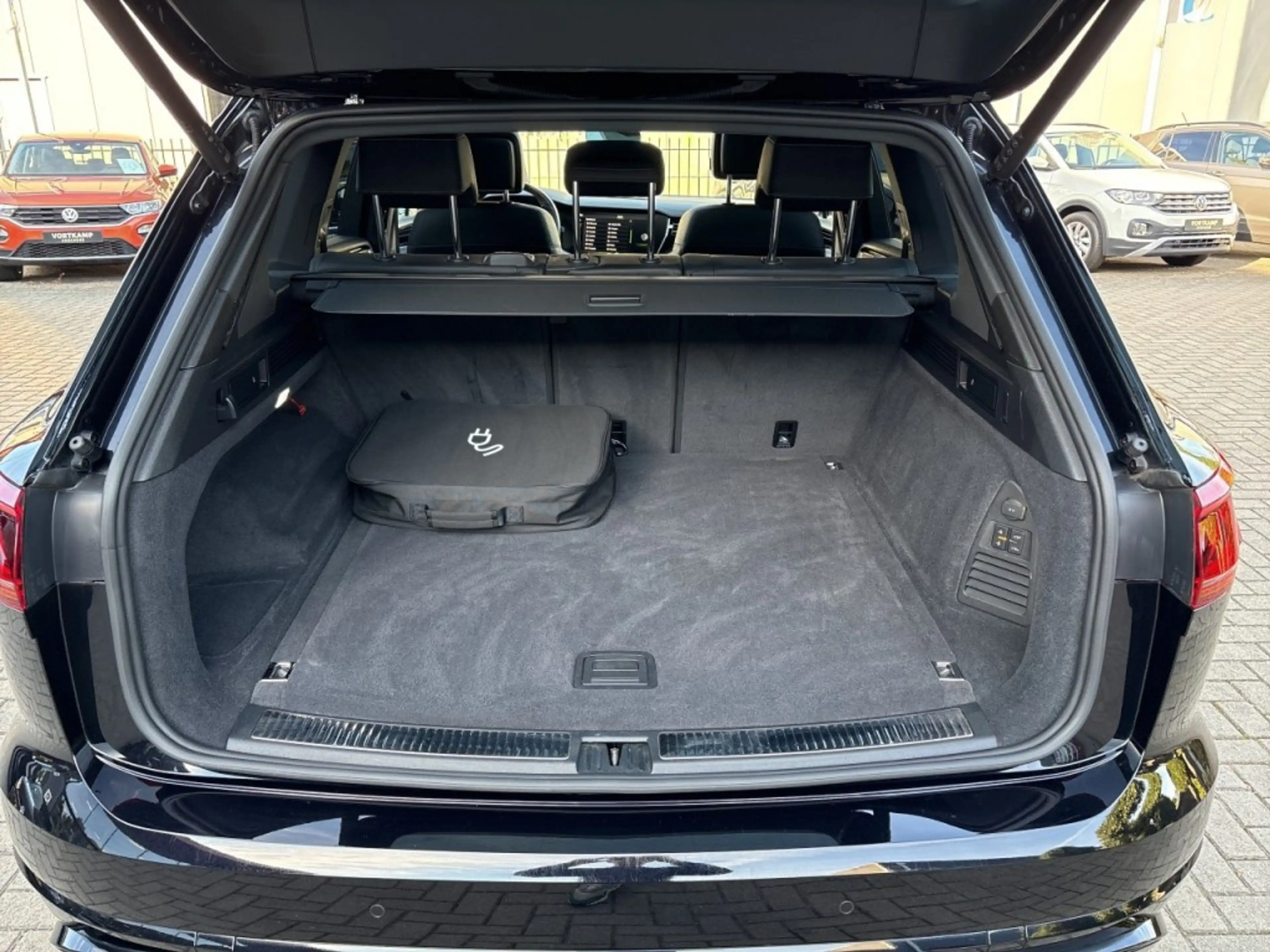 Volkswagen Touareg 3.0 TSI R EHYBRID 4MOTION PANO-DAK/360CAMERA/TREKH — photo 10