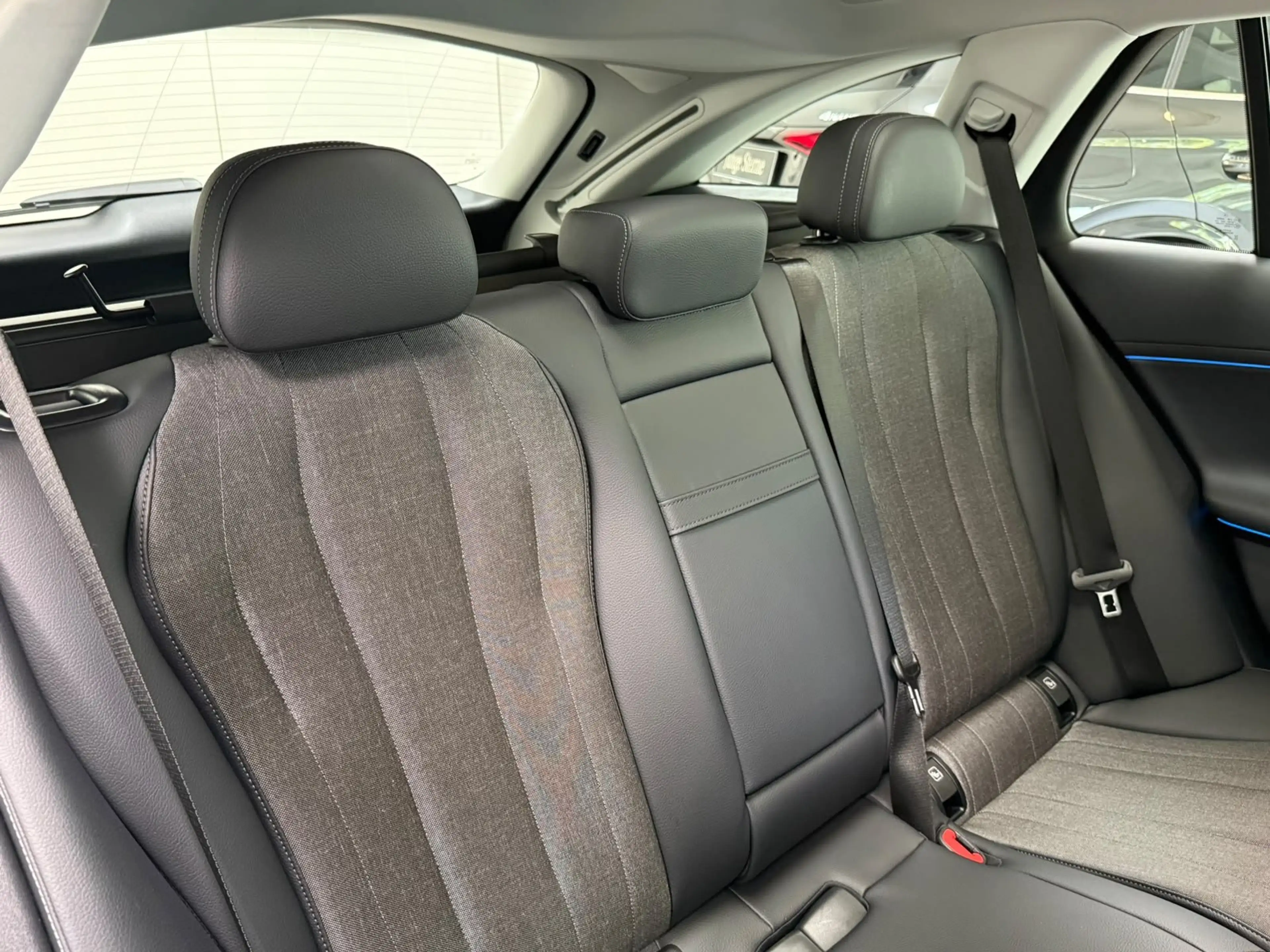 Mercedes-Benz E 220 d T Avantgarde DISTR+PANO+AHK+KEYLESS+LED — photo 12