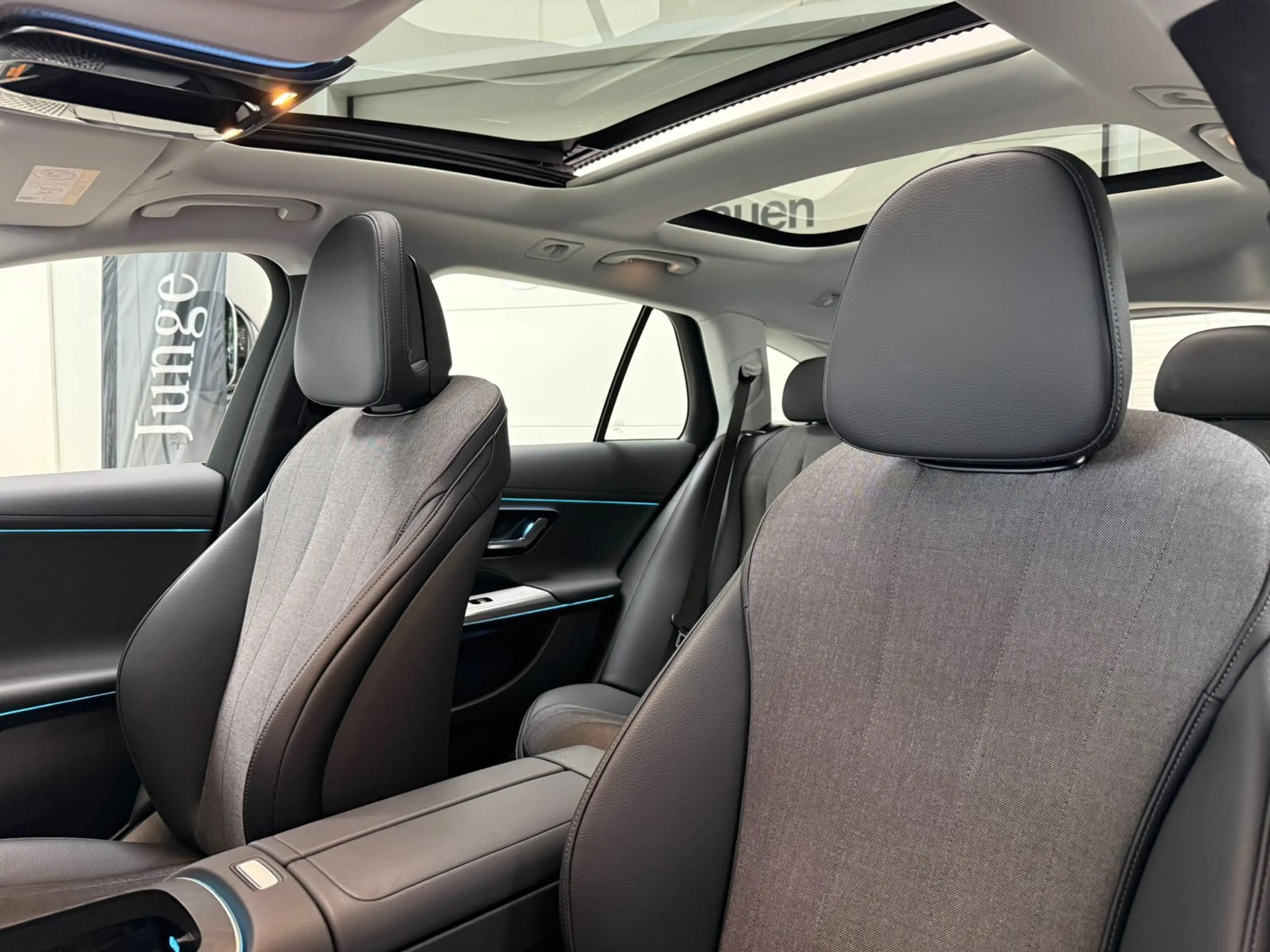 Mercedes-Benz E 220 d T Avantgarde DISTR+PANO+AHK+KEYLESS+LED — photo 8