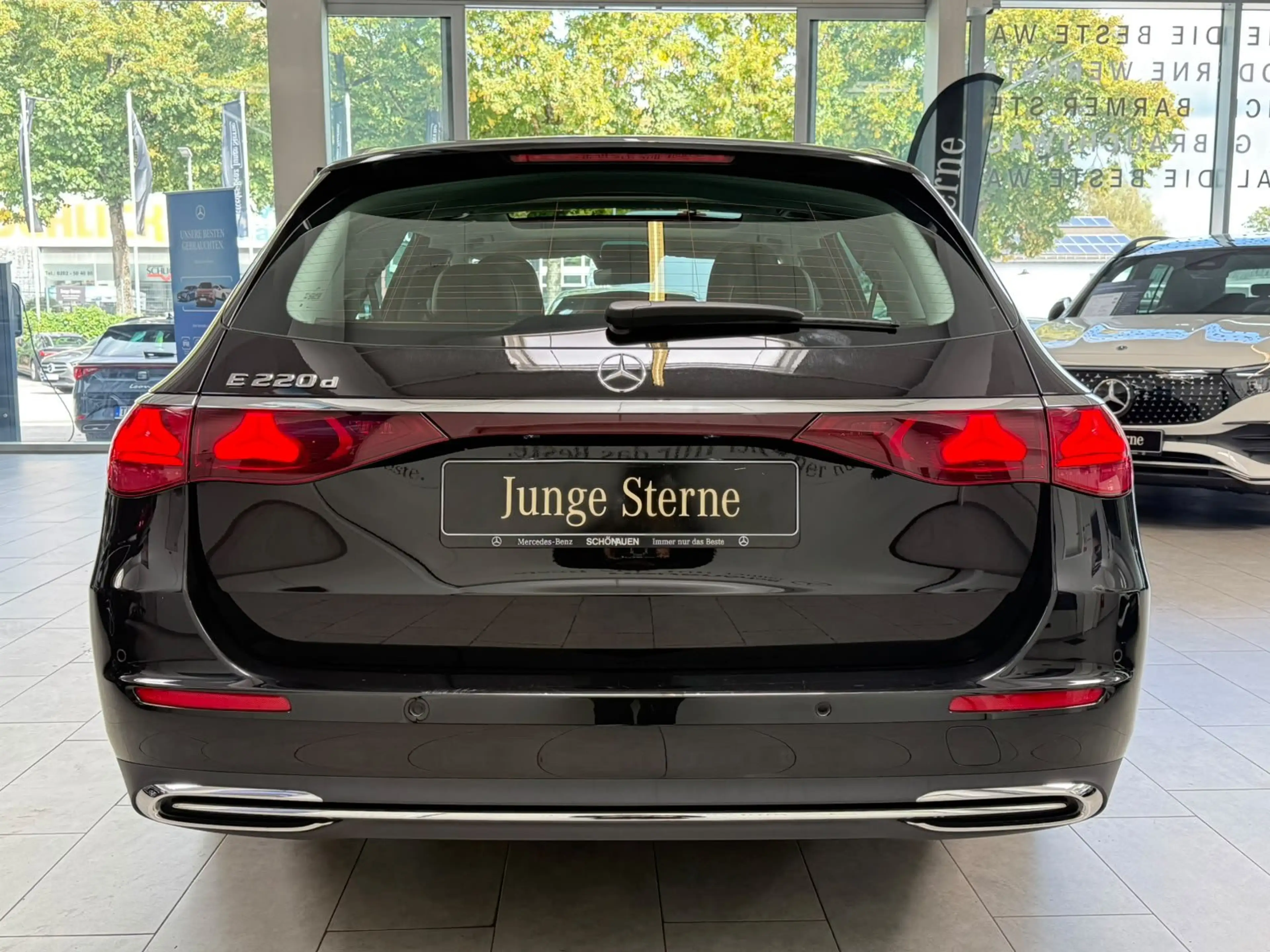 Mercedes-Benz E 220 d T Avantgarde DISTR+PANO+AHK+KEYLESS+LED — photo 4