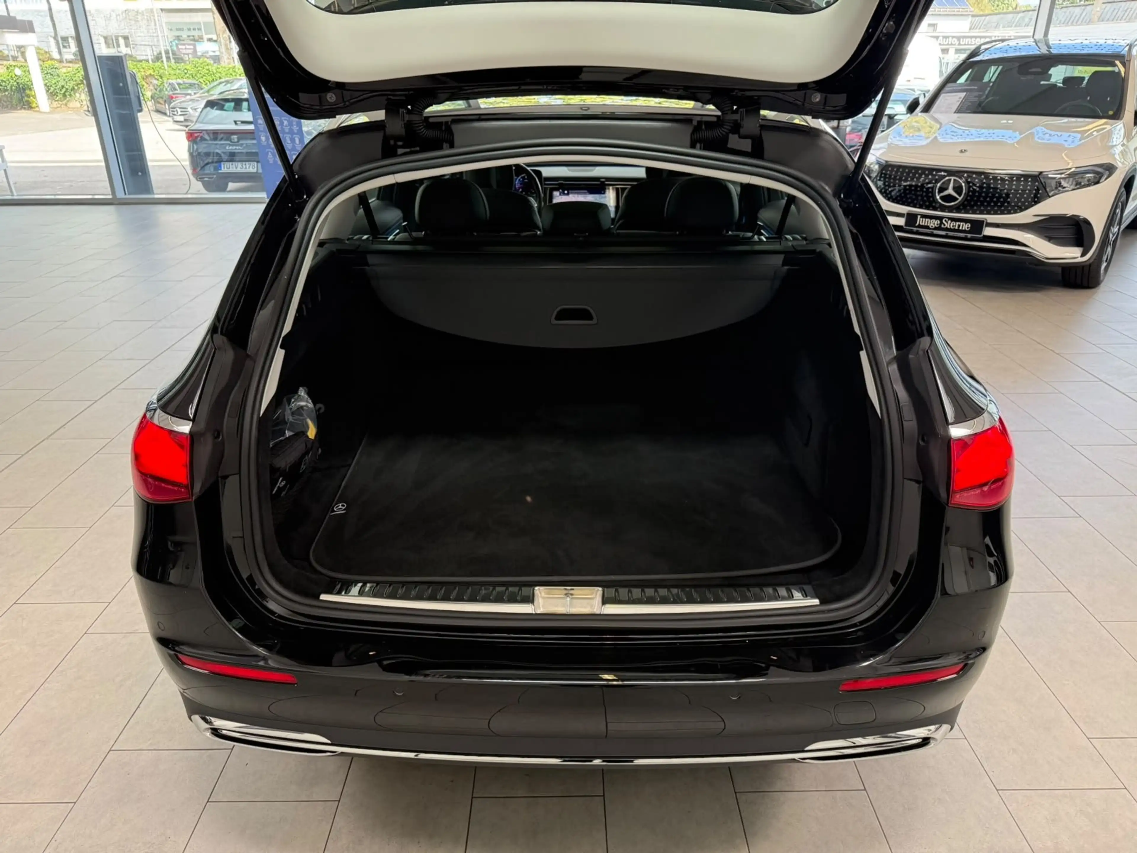 Mercedes-Benz E 220 d T Avantgarde DISTR+PANO+AHK+KEYLESS+LED — photo 5