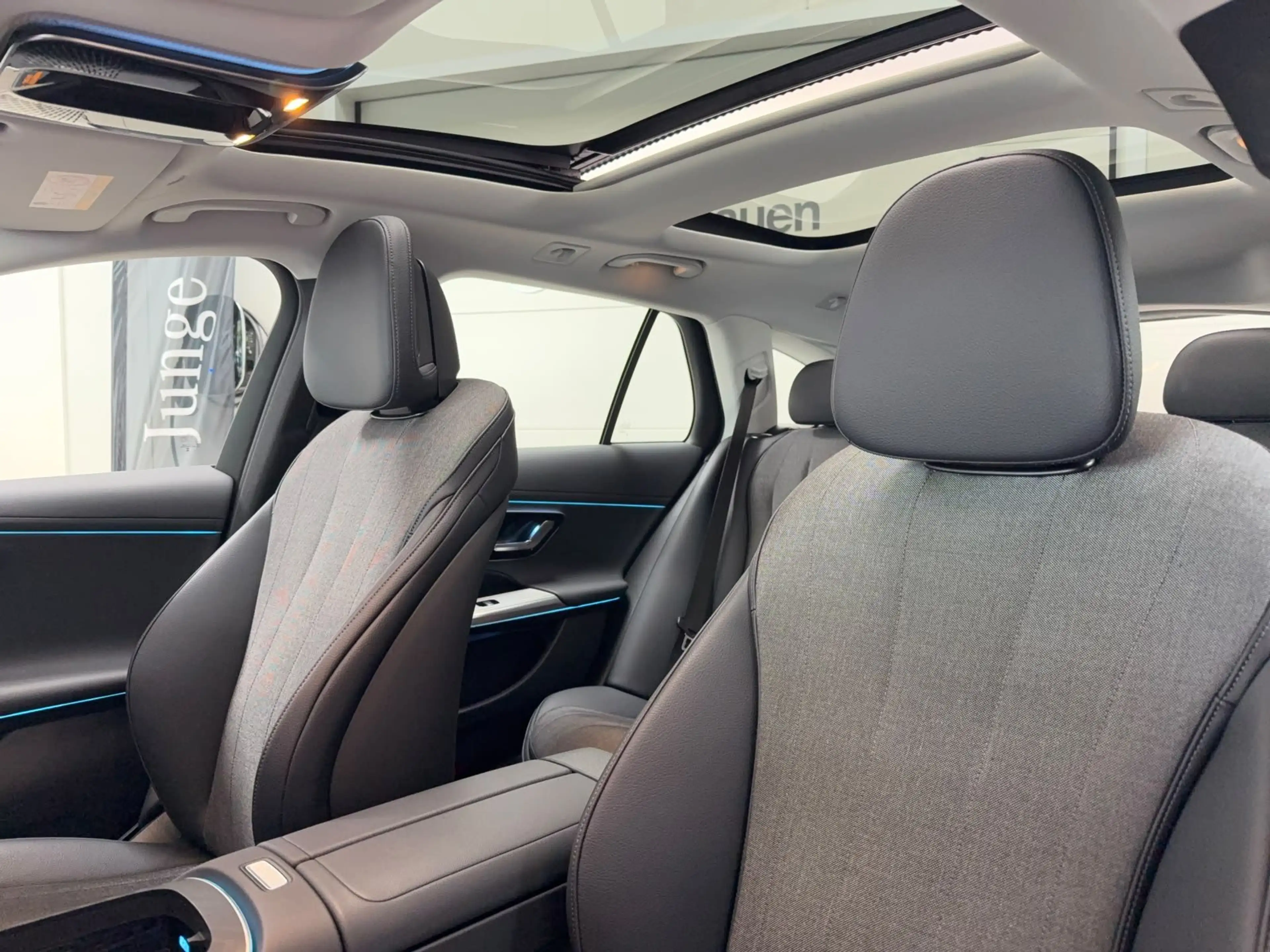 Mercedes-Benz E 220 d T Avantgarde DISTR+PANO+AHK+KEYLESS+LED — photo 11