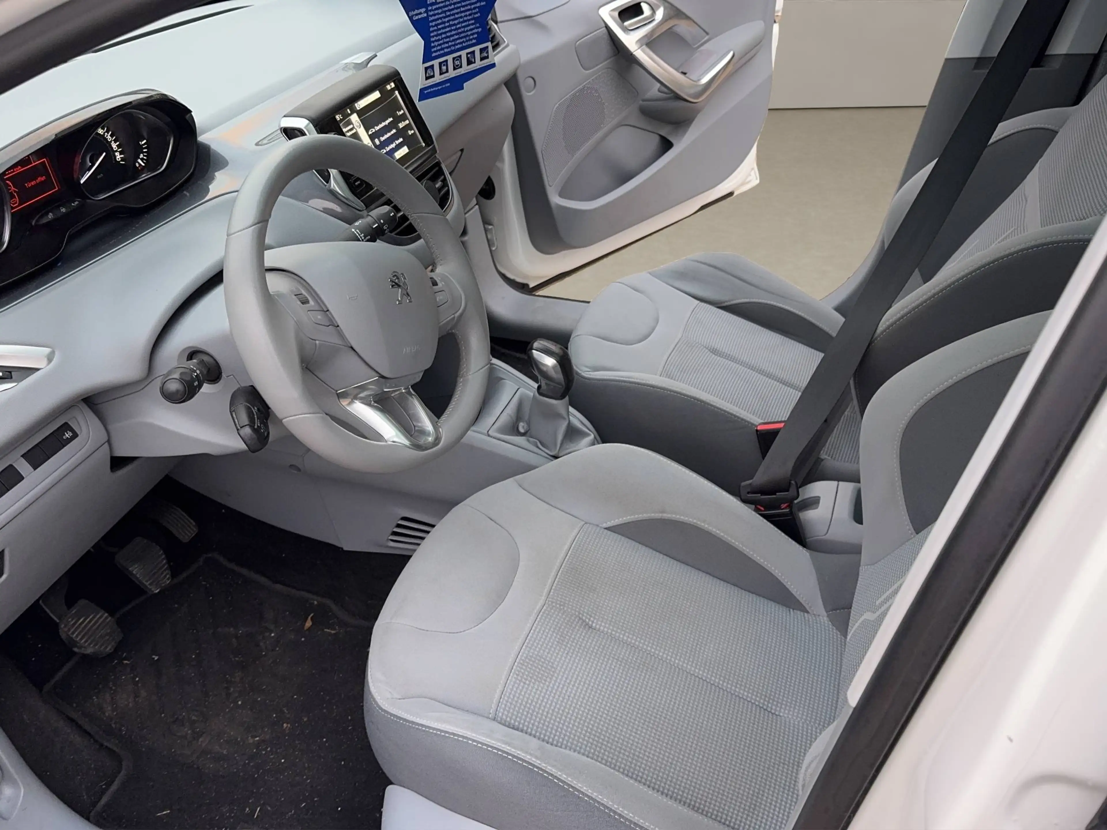 Peugeot 208 208  3-Türer 82 VTI Allure — photo 8
