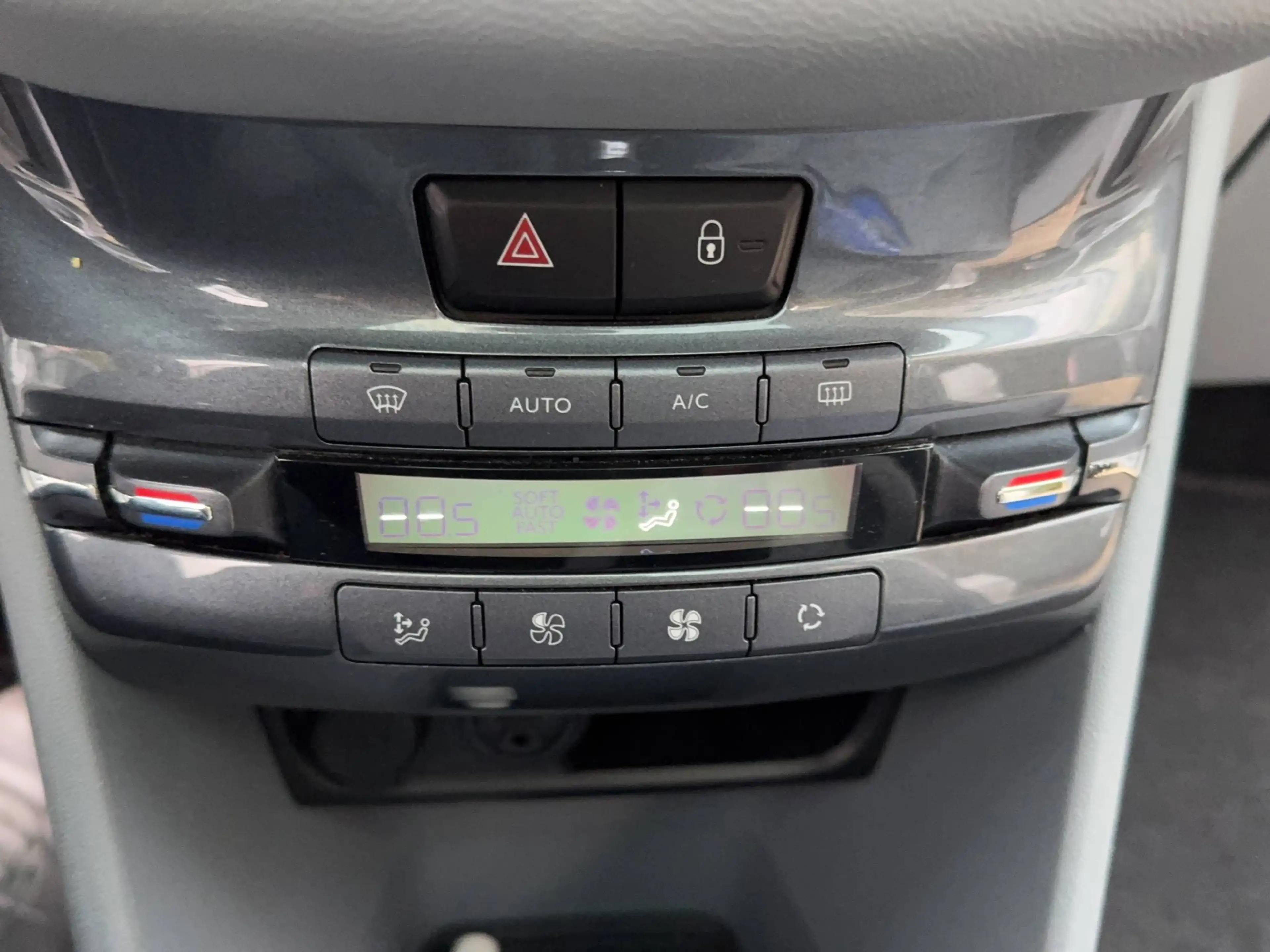 Peugeot 208 208  3-Türer 82 VTI Allure — photo 14