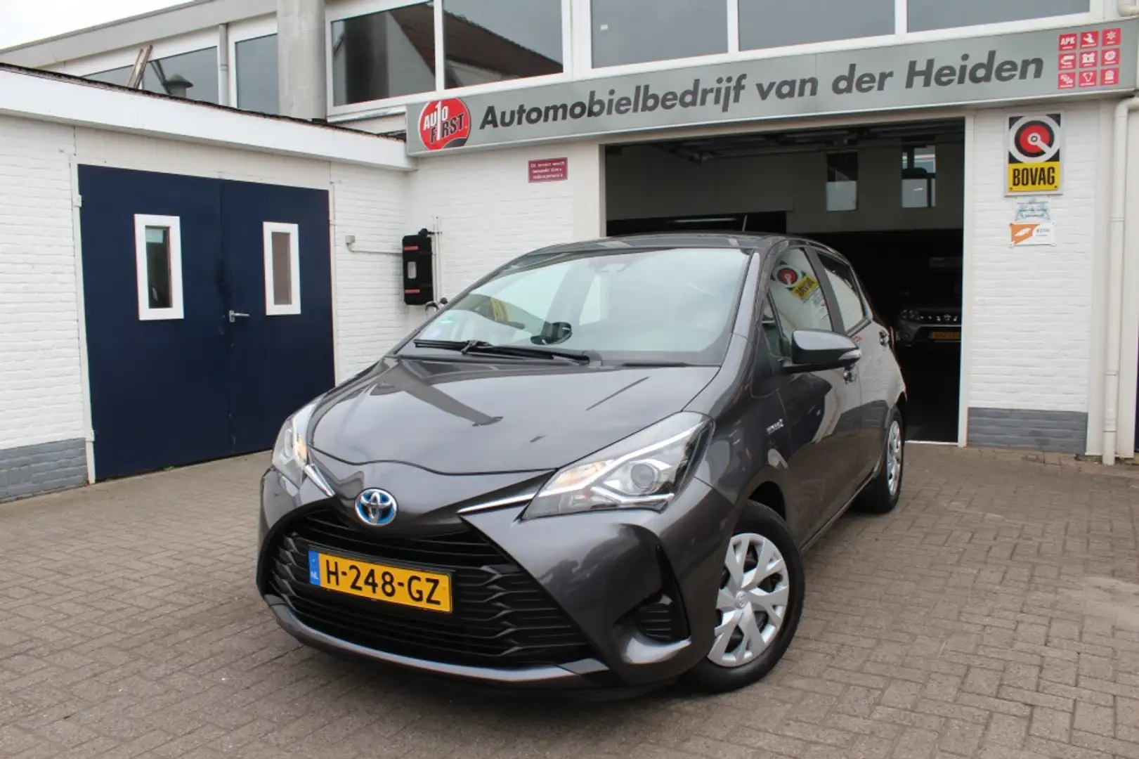 Toyota Yaris 1.5 Hybride Active Grijs - 1