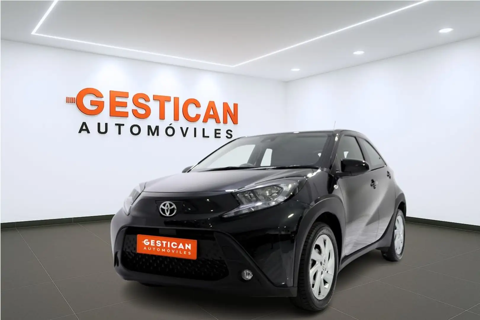 Toyota Aygo X 1.0 VVT-I 72CV Chic Zwart - 1
