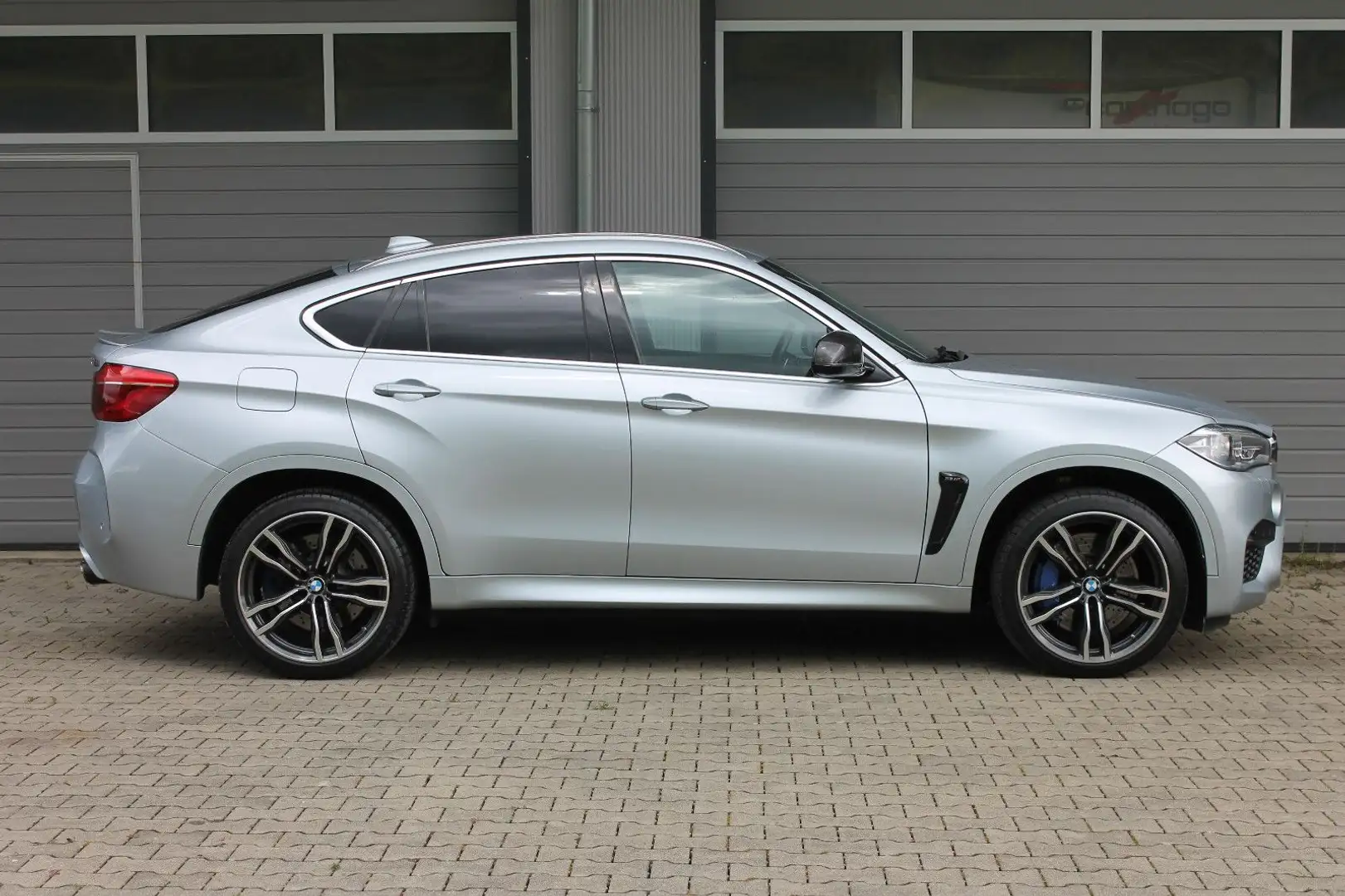 BMW X6 M X6M*Kamera*Akrapovic*Standheiz*Keyless*4x Sitzhe Stříbrná - 2
