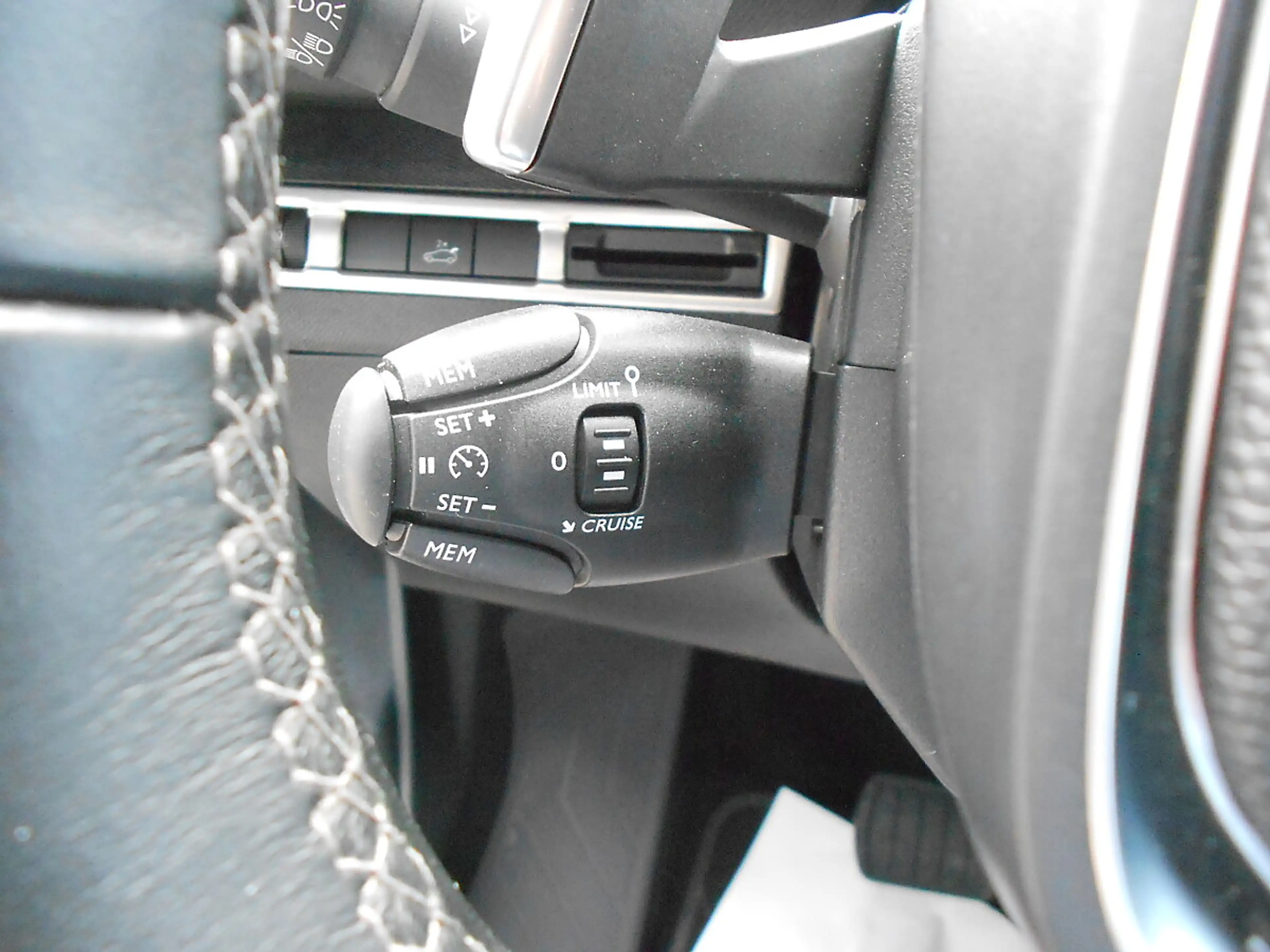 Peugeot 5008 1.2 PureTech 130 Allure — photo 11