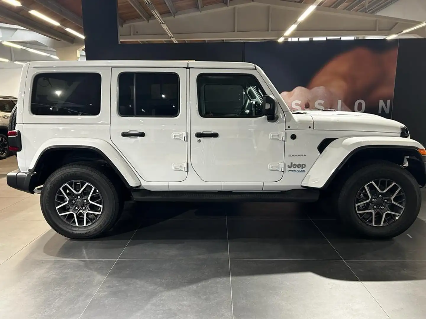 Jeep Wrangler SAHARA 2.0 4XE PHEV 380CV ATB 1131 Bianco - 2