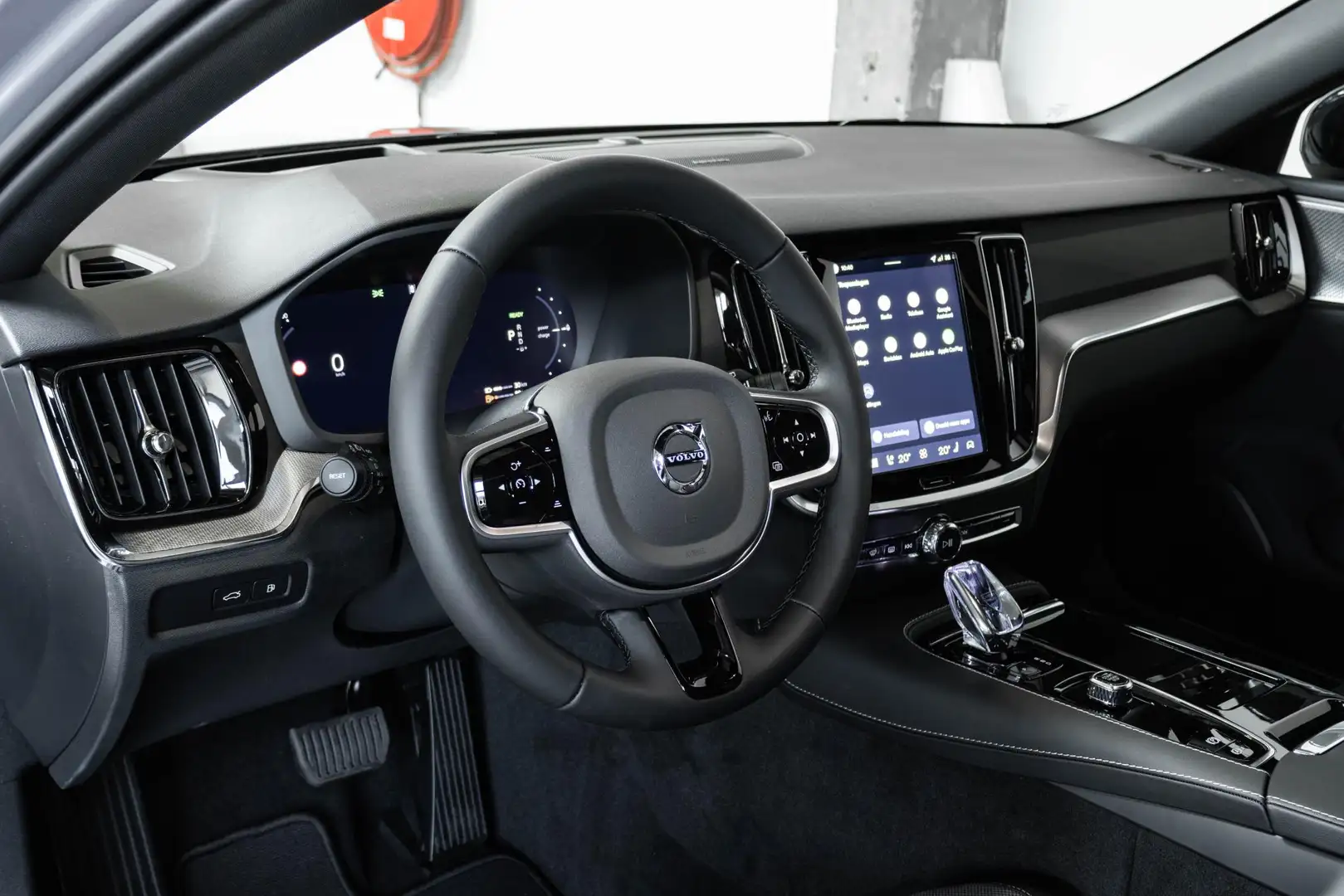 Volvo V60 2.0 T6 Plug-in hybrid AWD Plus Dark | Schuif/Kante Zilver - 2