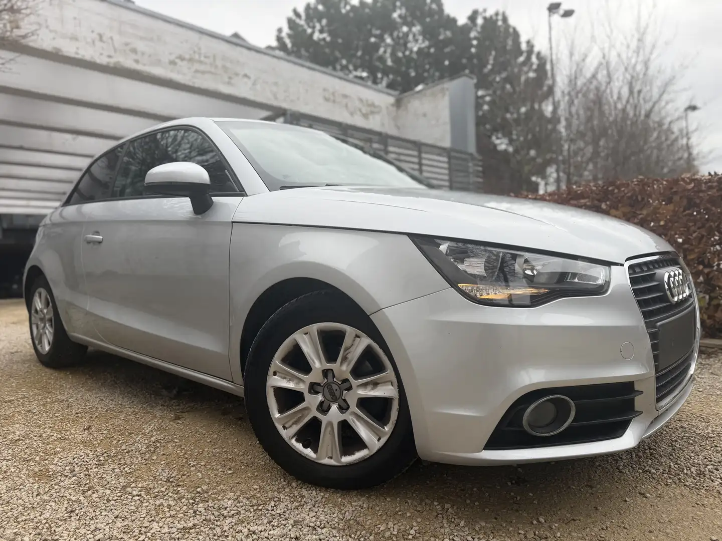 Audi A1 1.6 TDi Ambition Plateado - 1
