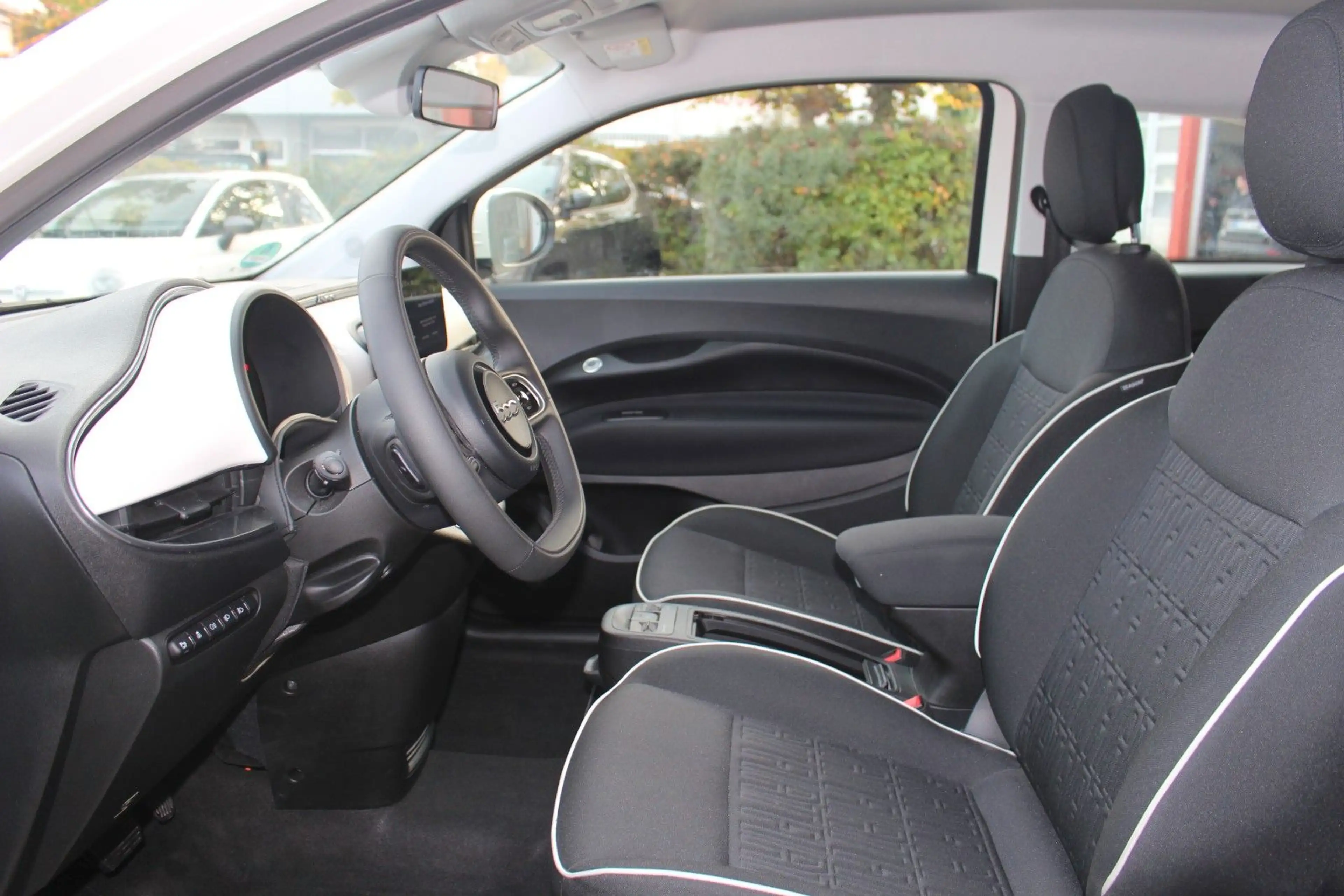 Fiat 500e CARPLAY/KAMERA/SHZ/SOH 97,6% — photo 8