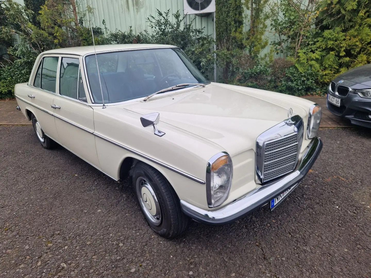 Mercedes-Benz 220 W115 /8 Originalzustand Top Garagenfahrzeug Blanc - 1
