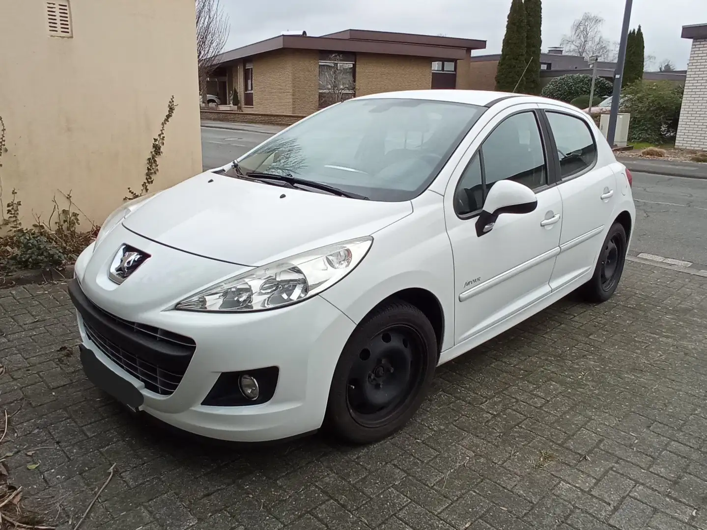Peugeot 207 90 HDi FAP forever Weiß - 1