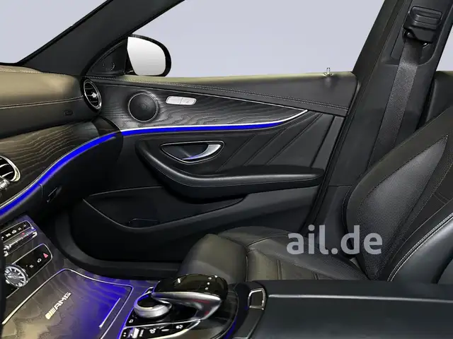 Mercedes-Benz E-Class view 3