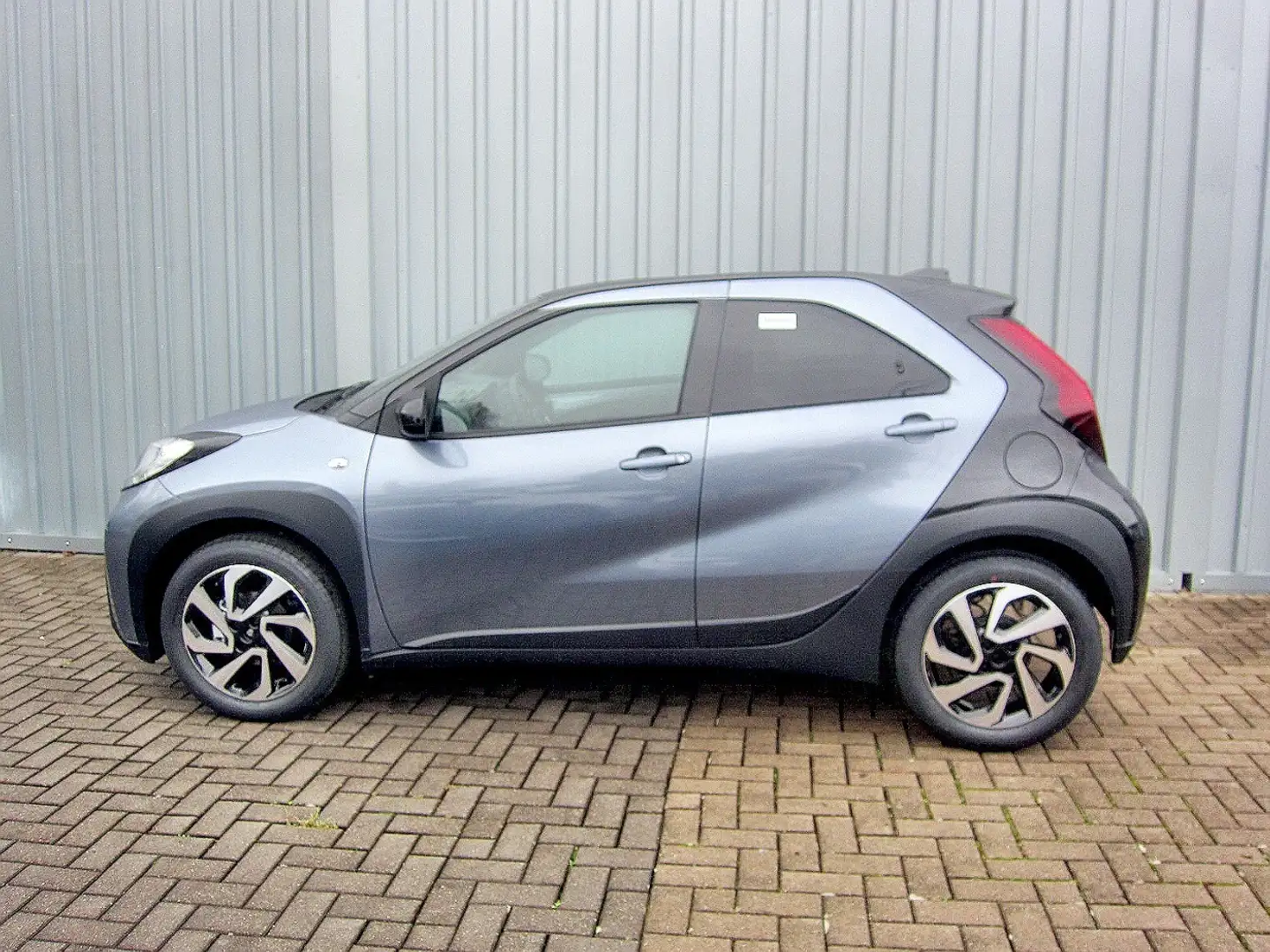 Toyota Aygo X 1.0 VVT-i Teamplayer Kamera, AppleCarPlay Grau - 2