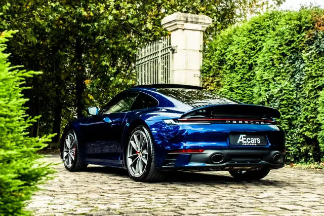 Porsche 911 view 6