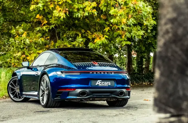 Porsche 911 view 3