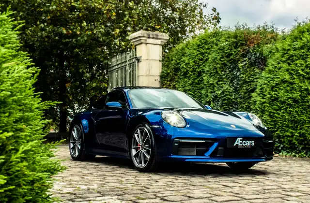 Porsche 911 view 7