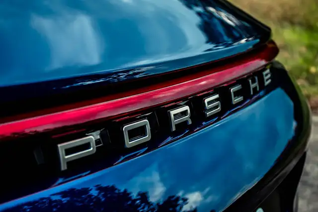 Porsche 911 view 9