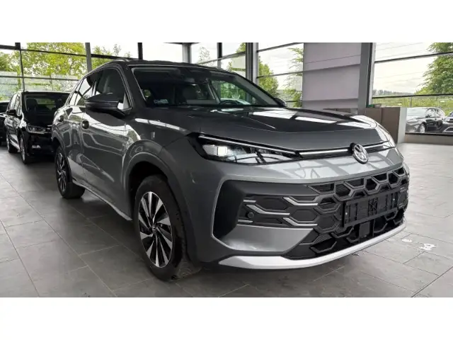 Volkswagen T-Roc view 6