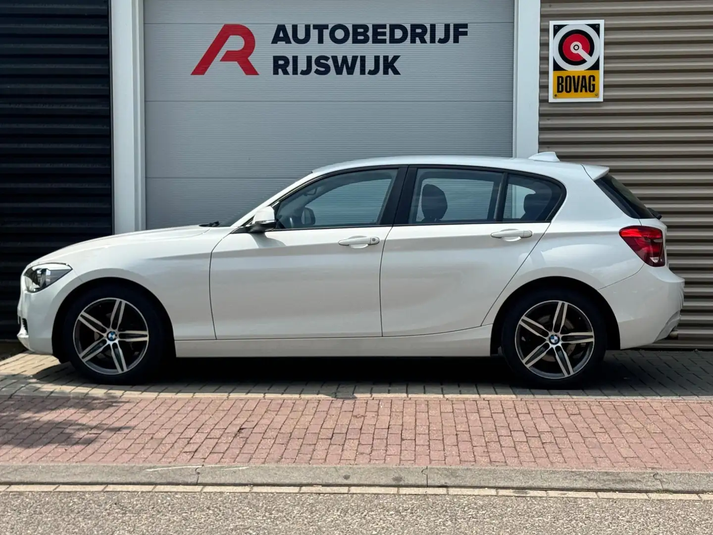 BMW 114 1-serie 114i Business Airco/Stoelverwarming Blanco - 2