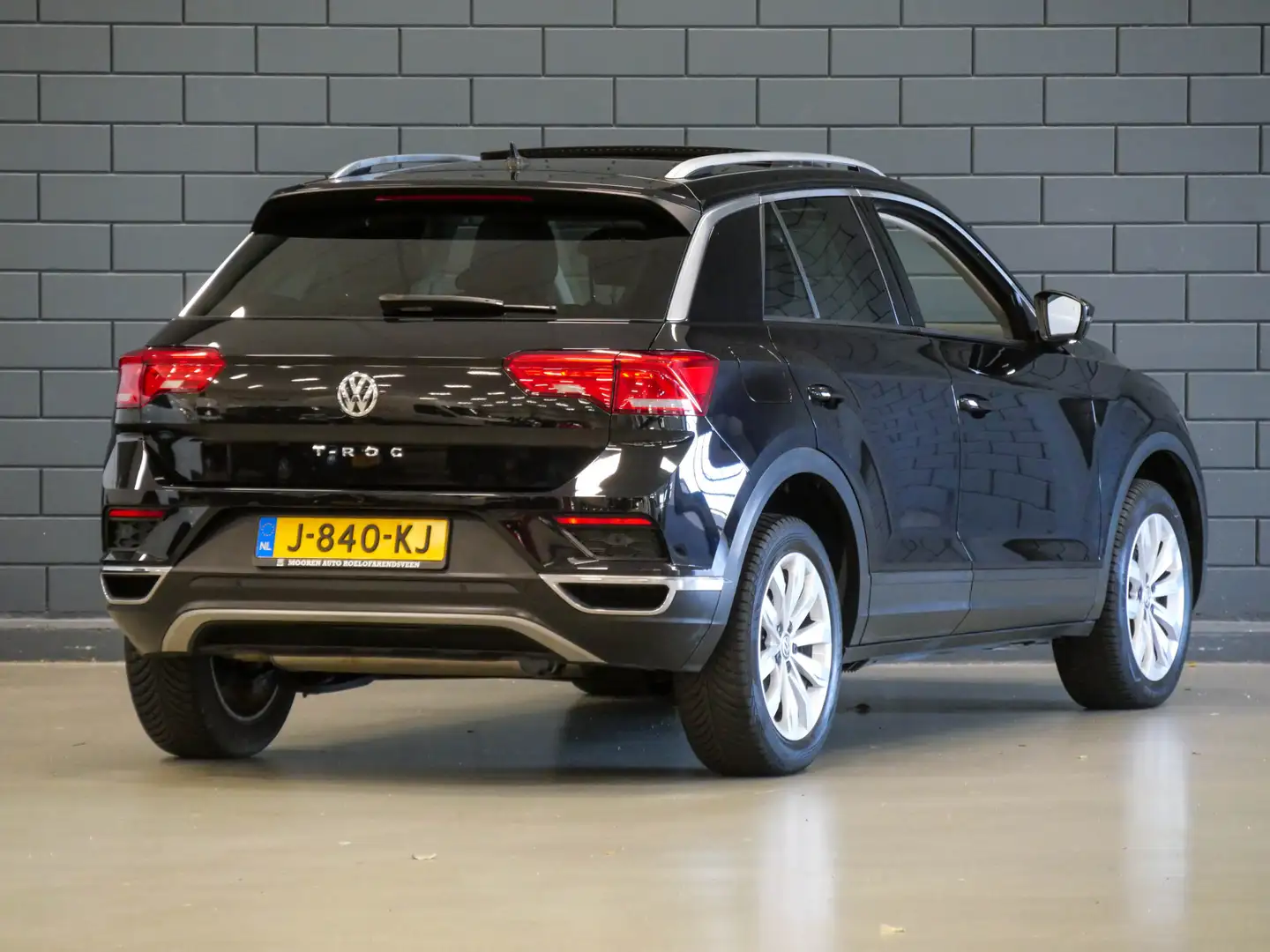 Volkswagen T-Roc 1.5 TSI 150PK Automaat Style Business | PANODAK | Zwart - 2